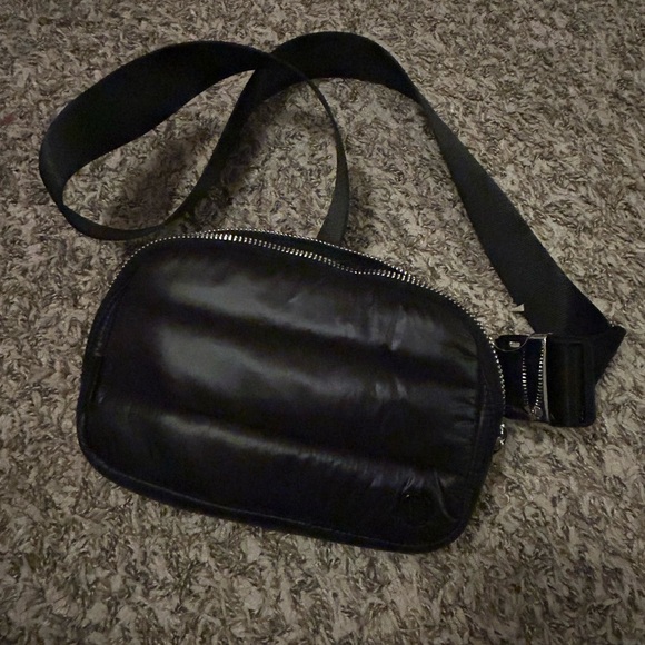 lululemon athletica Handbags - Lululemon Everywhere Belt Bag 1L Wunder Puff Shine Black
